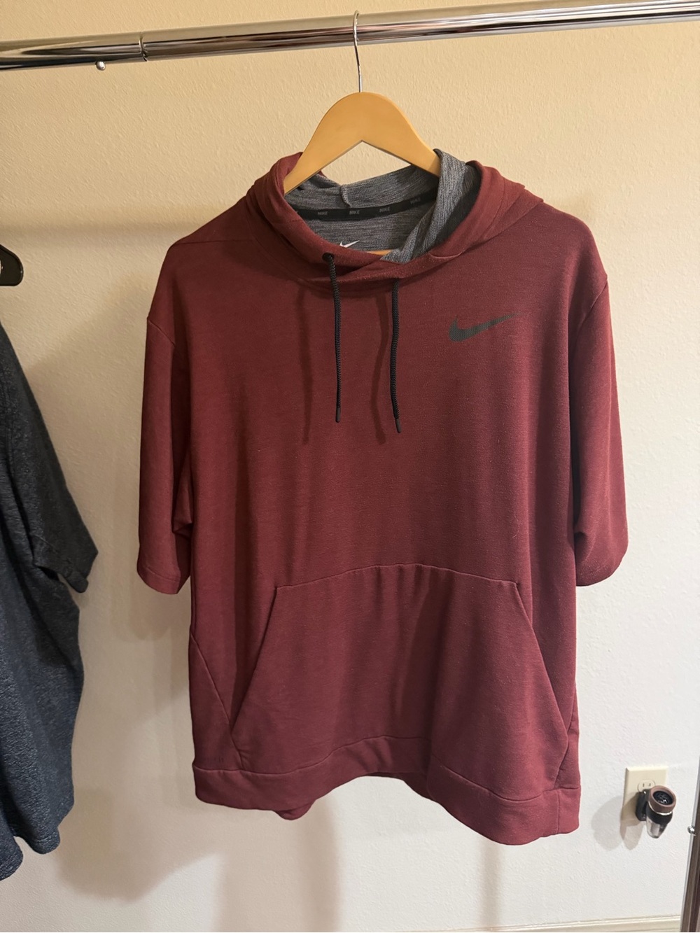Nike Dri-FIT Short Sleeve Training Hoodie XL Burgundy 865715-619